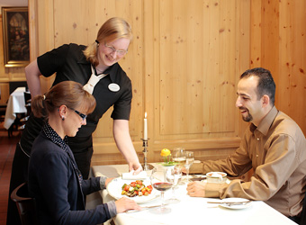 Gäste im Restaurant Meyers im Hotel Deutsche Eiche in Uelzen